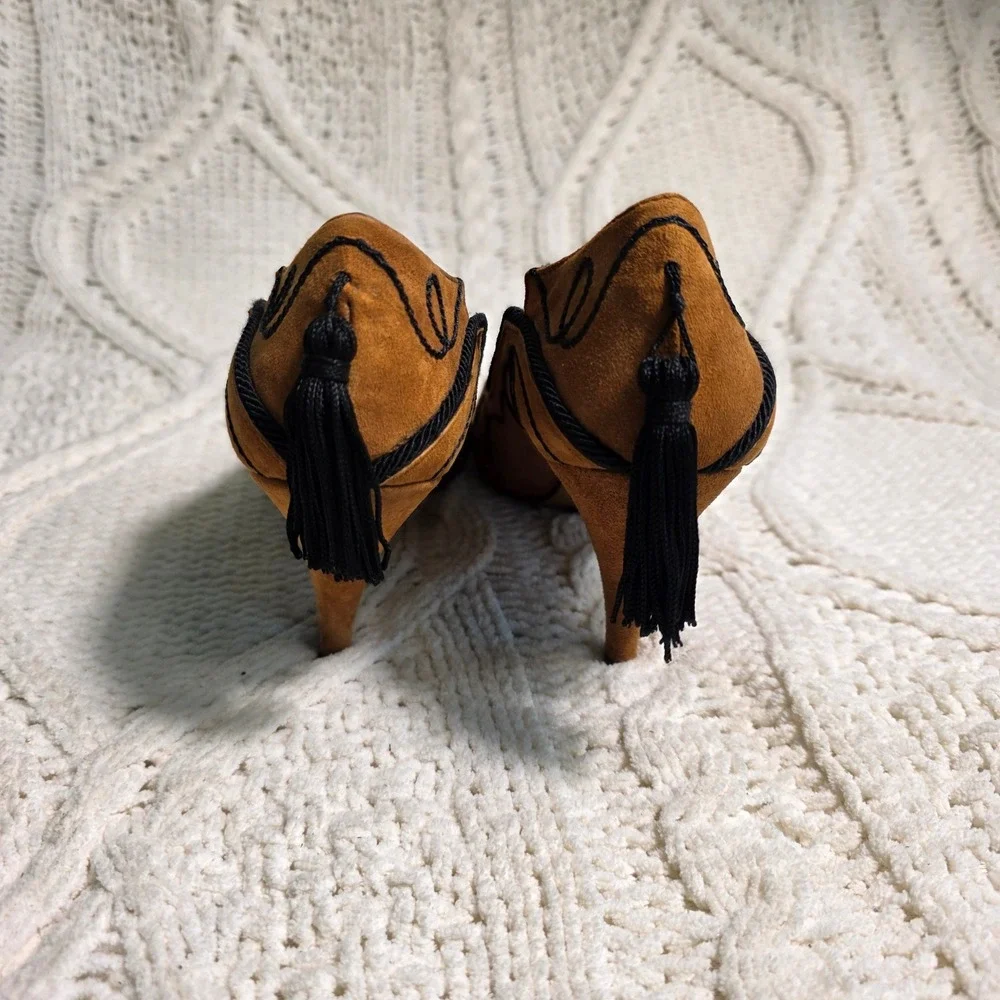 VINTAGE Kenneth Cole Pumps Tan Suede Embroidered Tassel Stiletto Womens‎ 6.5B
